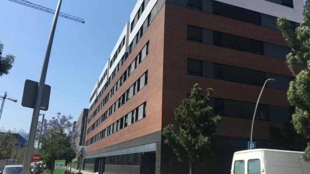 Fachada de uno de los bloques de la remodelación de las casas baratas del barrio de Bon Pastor / METROPOLI ABIERTA