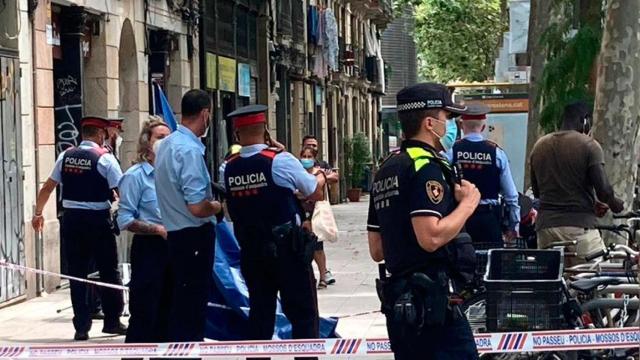 Efectivos de Mossos y Guardia Urbana ante el domicilio de Gloria Oriana en el Raval tras el crimen / CG
