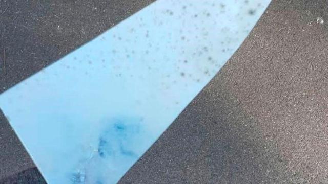 Trozo de espejo roto con el que el vecino de Salou amenzó de muerte a sus vecinos / MOSSOS