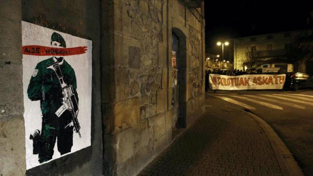 Imagen de archivo de una manifestación en Alsasua contra la presencia de la Guardia Civil / EFE