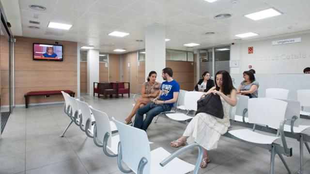 Varios pacientes esperan en las urgencias de un centro médico en Cataluña / CG