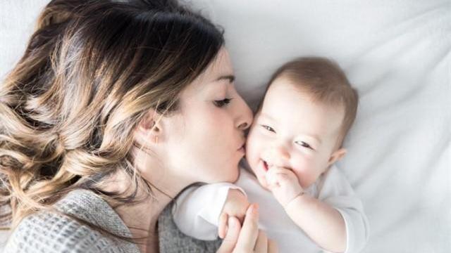 Imagen de archivo de una madre con su bebé / EP