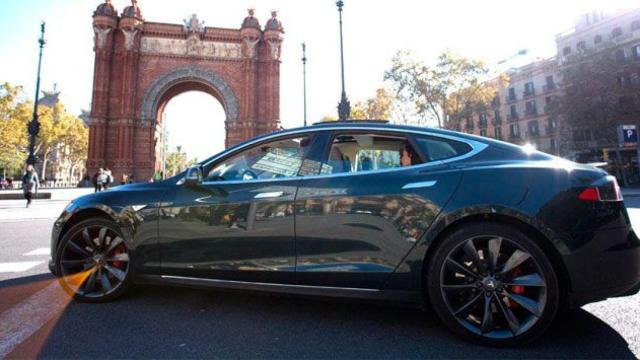 Un vehículo de alquiler con conductor ante el Arco del Triunfo de Barcelona / CG