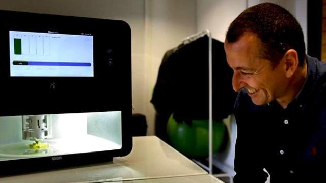 Imagen de archivo de una impresora en 3D de comida, una tecnología que aplicada en la producción industrial cumple el paradigma de Industria 4.0 / EFE