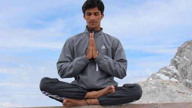 Persona sentada que quiere aprender a meditar con aplicaciones / UNSPLASH