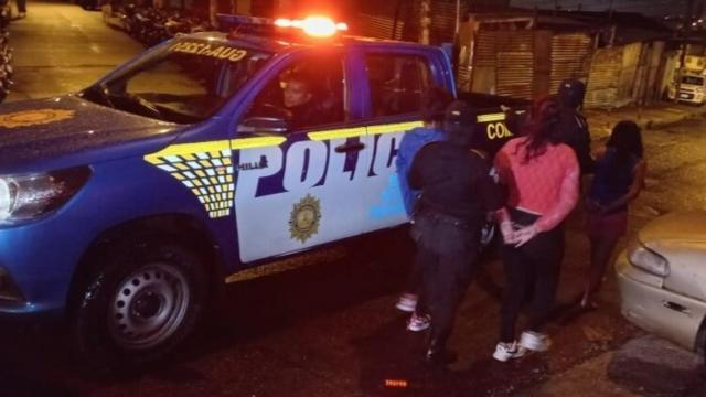 Agentes de la Policía Nacional Civil de Guatemala detienen a una de las asesinas /EP