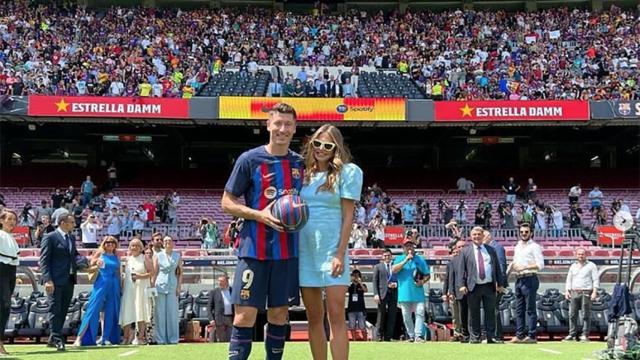 Anna Lewandowska, junto al nuevo delantero del FC Barcelona en el Camp Nou / INSTAGRAM