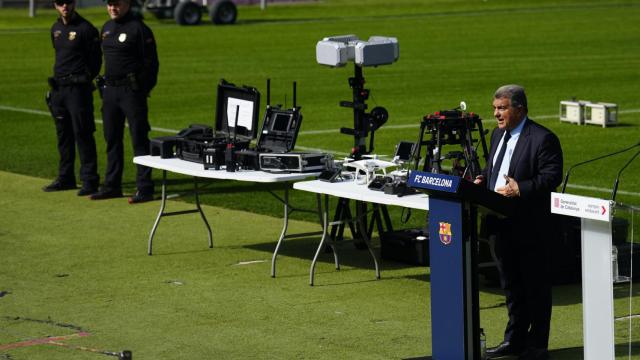 Joan Laporta, durante su parlamento sobre el sistema de seguridad aérea del Camp Nou / EFE