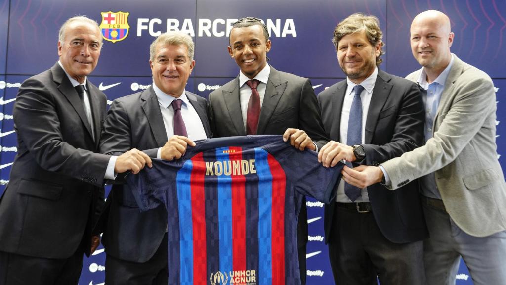 Laporta presenta a Koundé con la camiseta del Barça junto a Mateu Alemany, Jordi Cruyff y Rafa Yuste / EFE
