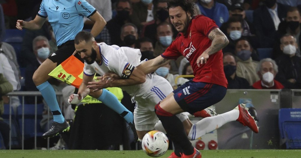 Benzema, en un duelo pérdido contra Juan Cruz del Osasuna / EFE