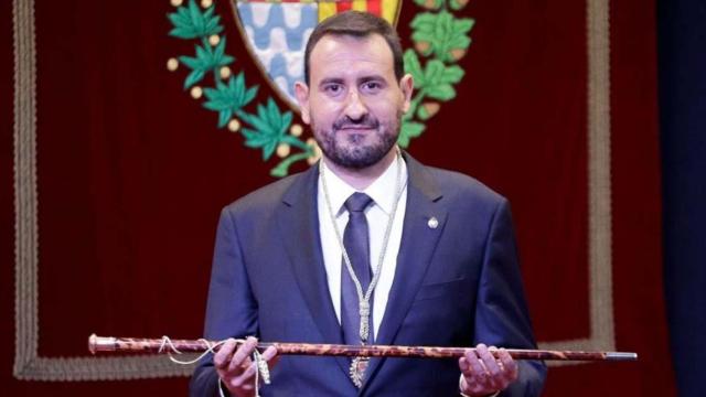 El nuevo alcalde de Badalona, Rubén Guijarro, cogiendo la vara de alcalde / EFE