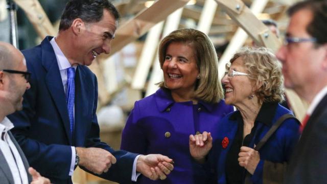 El rey Felipe VI en un acto de la Fundación Cotec que preside con la ministra de Empleo, Fátima Báñez, y la alcaldesa de Madrid, Manuela Carmena / EFE