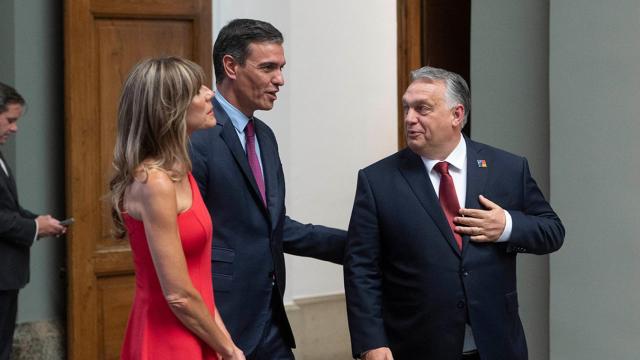 La esposa de Pedro Sánchez, Begoña Gómez (i); el presidente del Gobierno, Pedro Sánchez (c), y el primer ministro de Hungría, Viktor Orbán (d), conversan a su llegada a la cena informal de la OTAN a nivel de Jefes de Estado y de Gobierno en el Museo del Prado / A. Ortega. Pool - Europa Press