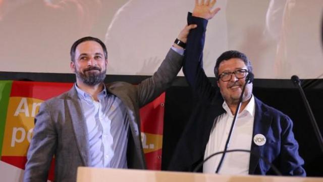 El presidente de Vox, Santiago Abascal, y el candidato a la presidencia de la Junta /EP