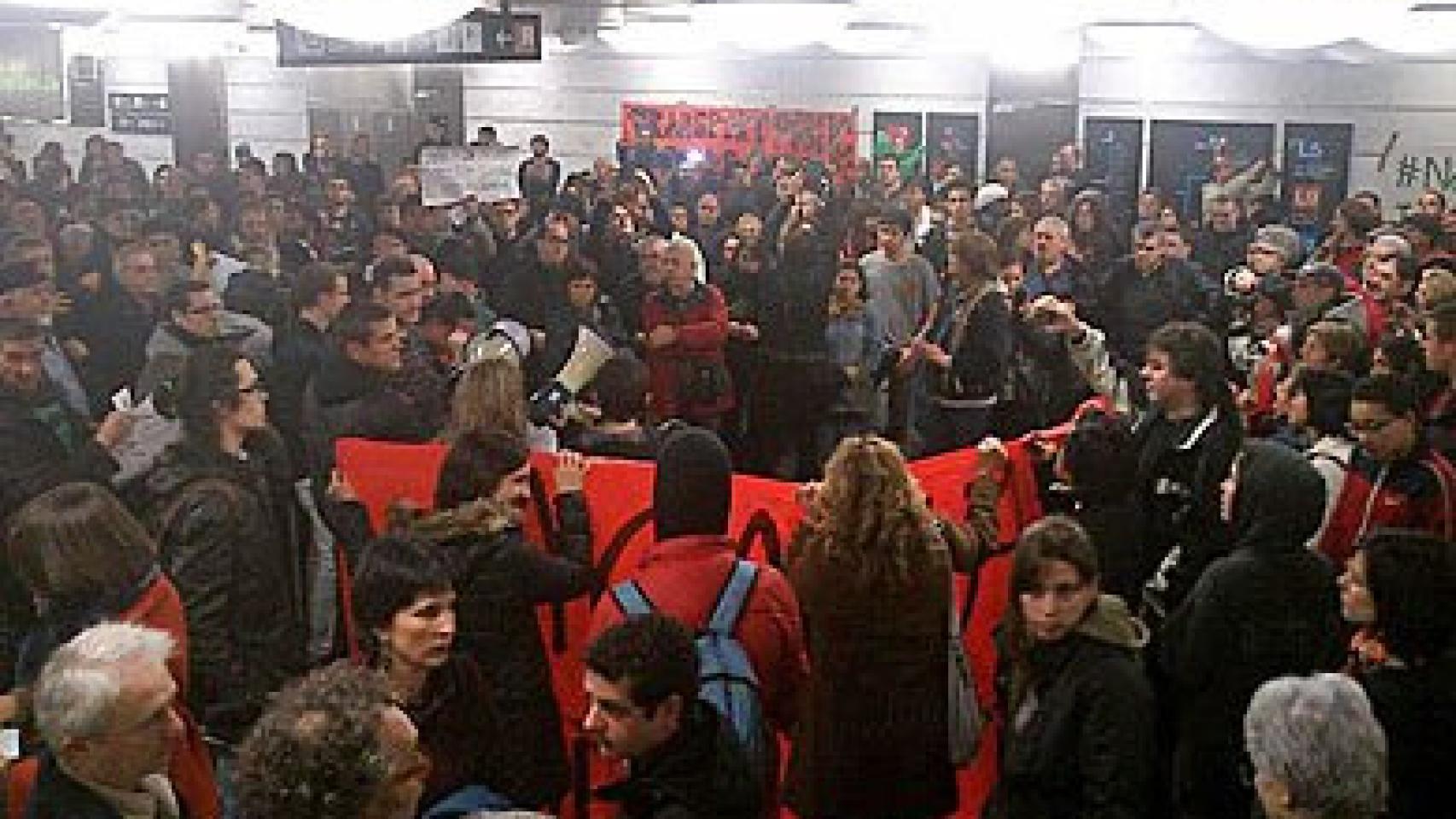 Manifestantes protestan en la estación de La Sagrera contra la subida de las tarifas del metro de Barcelona