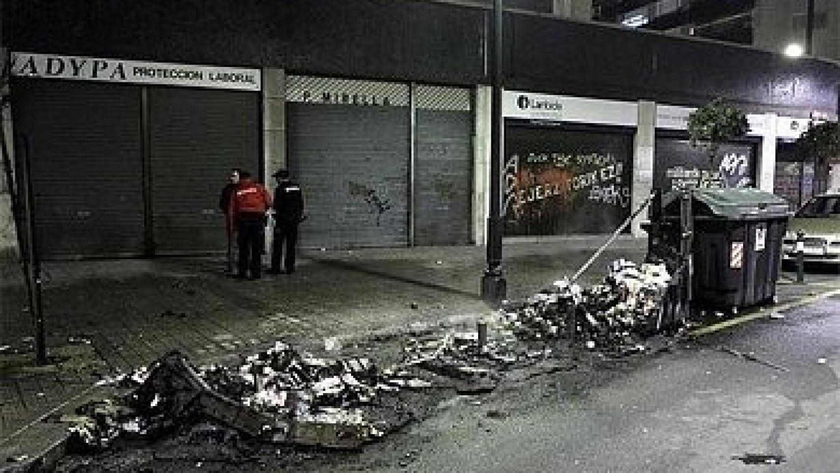 Así han quedado los contenedores quemados en Vizcaya