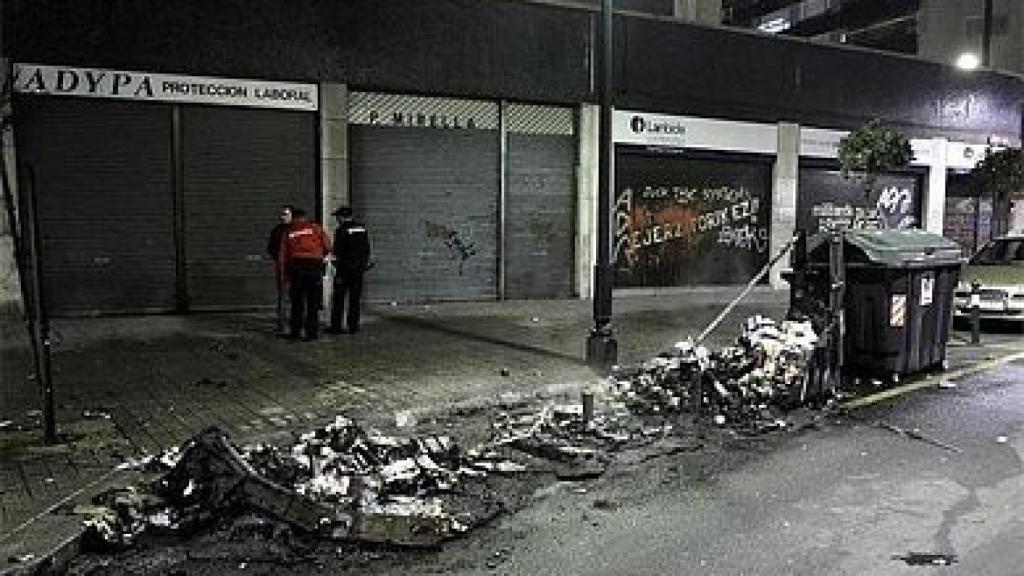Así han quedado los contenedores quemados en Vizcaya