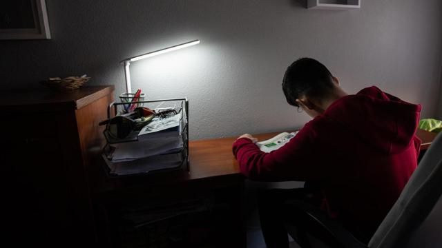 Un adolescente realiza tareas del instituto durante el confinamiento / IÑAKI BERASALUCE (EP)
