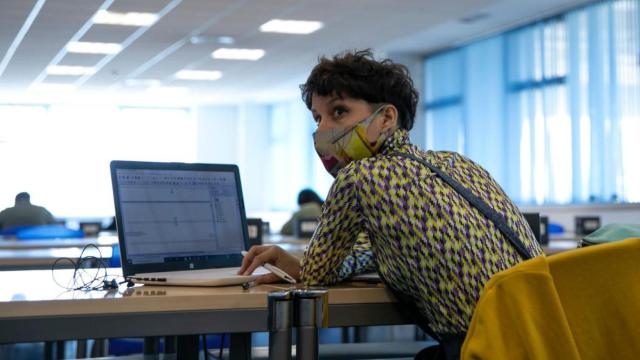 Una estudiante en una biblioteca universitaria / EP