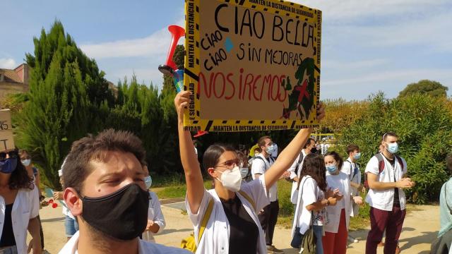 Huelga de los MIR catalanes en el Parlament de Cataluña / METGES DE CATALUNYA