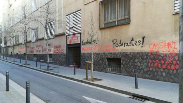 Pintadas de pederastas y encubridores en el colegio Maristas de Les Corts / MANUEL BARBERO