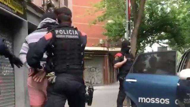 Los Mossos d'Esquadra con uno de los jóvenes detenidos por vender droga en su piso durante el estado de alarma / INTERIOR