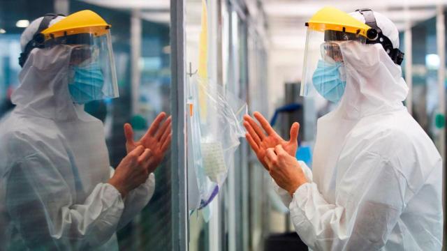 Imagen de un sanitarios con equipo de protección individual en un hospital catalán / EFE