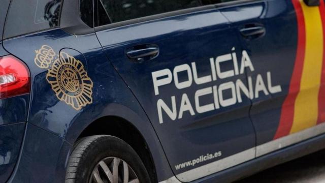 Un coche patrulla de la Policía Nacional para trasladar detenidos/ EFE