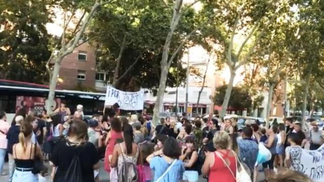 Imagen de la cacerolada de los vecinos de La Verneda para pedir un barrio digno / TWITTER