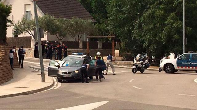 Imagen de la agresión a dos policías locales de Gavà, en Barcelona / CG