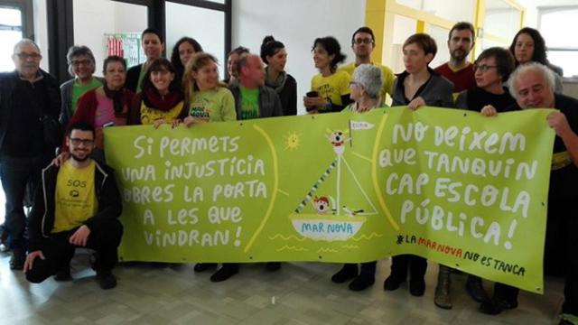 Encierro de padres y profesores en los servicios territoriales de Enseñanza en Mataró (Barcelona) por el inminente cierre de una escuela / CG