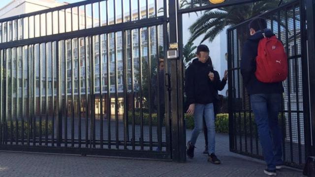 Alumnos entrando y saliendo del Liceo Francés de Barcelona en plena jornada de huelga / CG