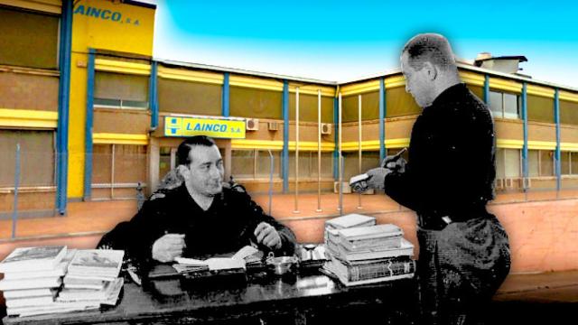 Manuel Hedilla (sentado) y su secretario privado, José Antonio Serrallach Julià, inventor de la mercromina. De fondo, la empresa química Lainco / FOTOMONTAJE DE CG