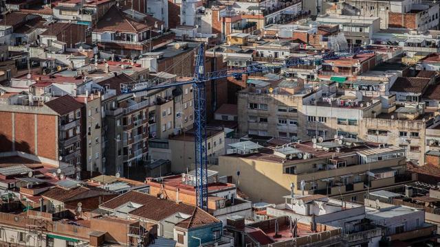 Una grúa en un edificio en construcción en Barcelona / EP
