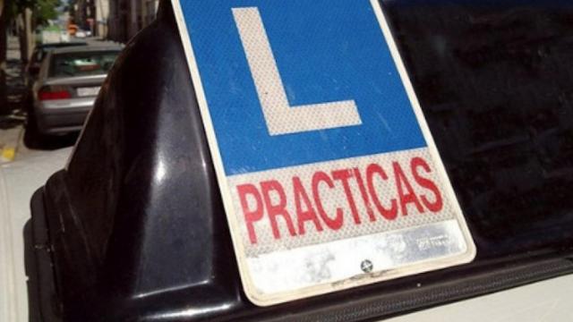 Una imagen de archivo de un coche de autoescuela