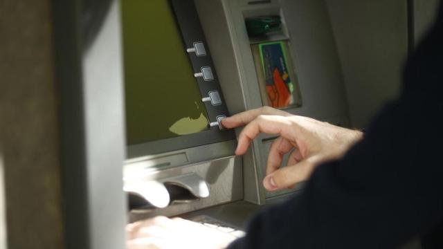 Una persona mayor usa un cajero; la banca tiene propuestas para evitar la brecha digital / EP