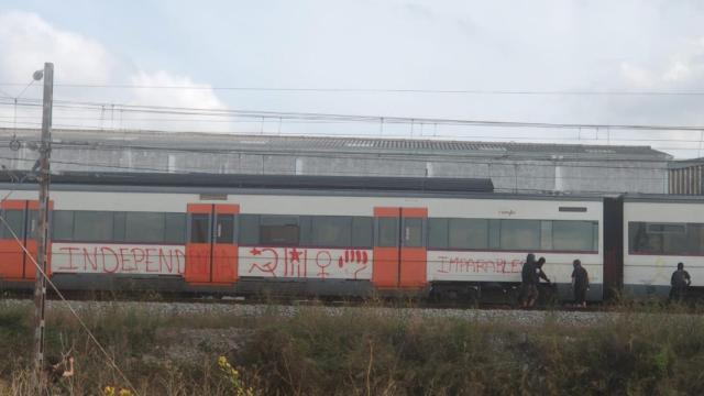 Un tren de Renfe con pintadas contra la sentencia del 1-O / CDR
