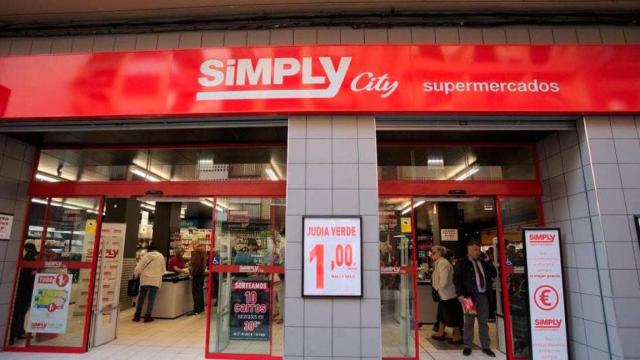 Entrada de un supermercado Simply