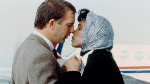 Whitney Houston, una de las actrices que murió joven, en 'El guardaespaldas' / WARNER BROS