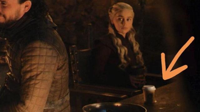 Un café de Starcbucks, el extraño objeto que se 'cuela' en juego de Tronos / TWITTER