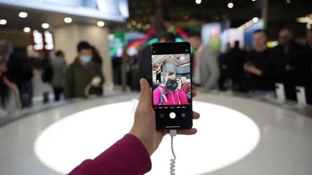 Uno de los nuevos móviles en el Mobile World Congress Barcelona 2023 / LUIS MIGUEL AÑÓN (CG)