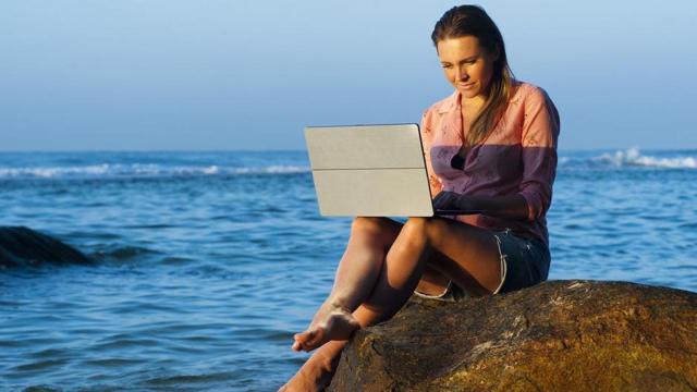 Mujer trabajando durante sus vacaciones / PEXELS