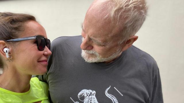 Angela Dobrowolski y Josep Maria Mainat mirándose a los ojos / TWITTER