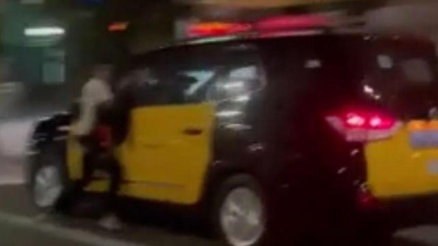 Un ladrón es arrastrado por un taxi / @POLITEIA.ESP