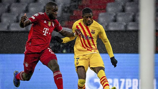 Dembelé, en un mano a mano contra Upamecano, en un partido en el que el Barça se desplomó contra el Bayern / EFE