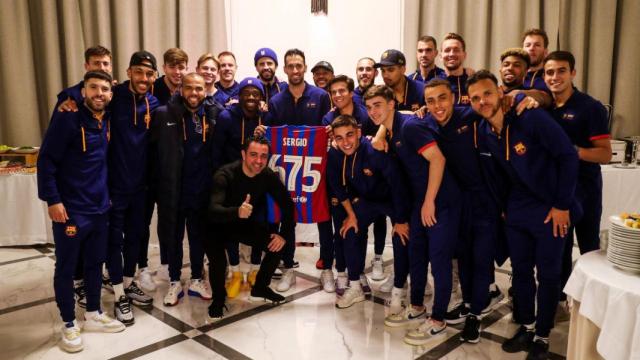 Sergio Busquets, posando con toda la plantilla del Barça tras llegar a los 675 partidos / FCB
