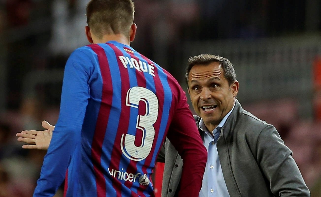 Sergi Barjuan da instrucciones a Piqué en el Barça-Alavés / EFE