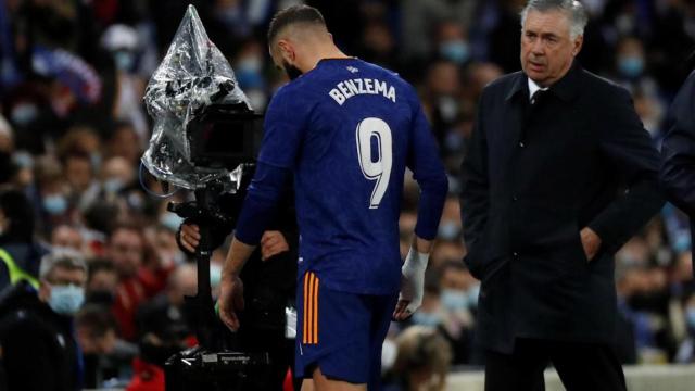 Karim Benzema, lesionado contra la Real Sociedad en Anoeta / EFE