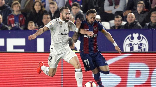 Carvajal en un duelo con Morales en el último Levante-Real Madrid / EFE