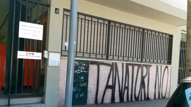 Un grafiti contrario al nuevo tanatorio de la zona alta de Barcelona, en Sant Gervasi / CG
